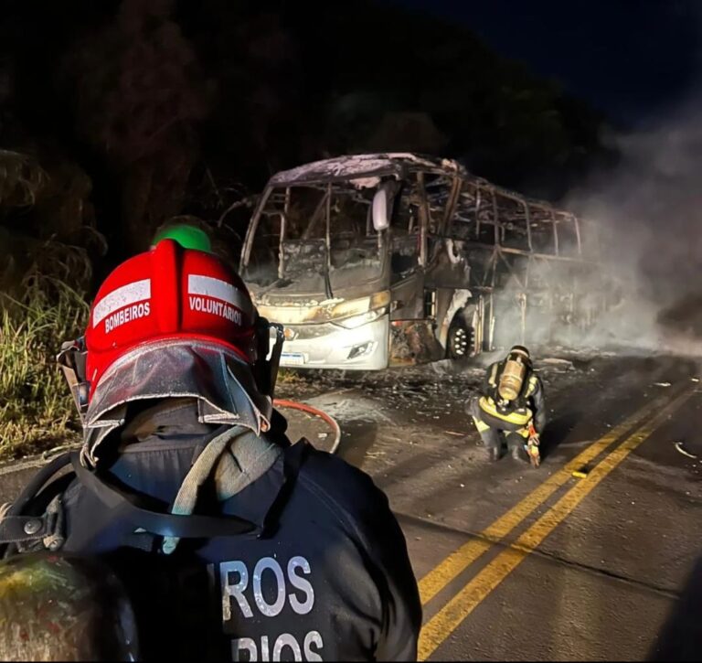Ônibus com turistas incendeia na noite deste domingo