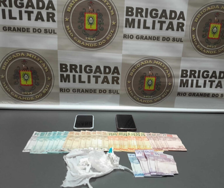 Mulheres são presas por tráfico, após polícia abordar usuário