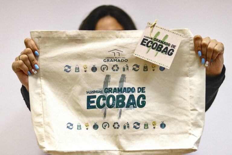 Câmara realiza ação da campanha Hashtag Gramado de Ecobag na feira colonial do Vita Boulevard