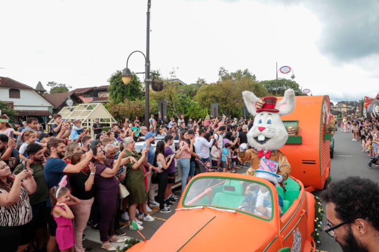 Páscoa em Gramado leva alegria para as ruas em seu primeiro final de semana