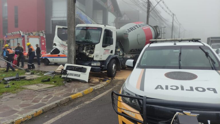 Colisão entre caminhões deixa quatro feridos na Av. das Hortênsias