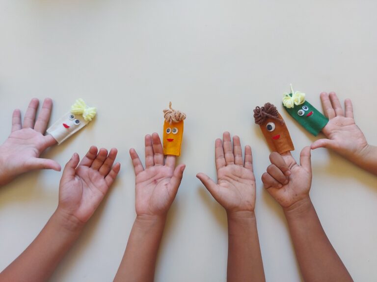 Projeto “Bonecando nos Bairros” leva cultura e diversão às escolas de Canela