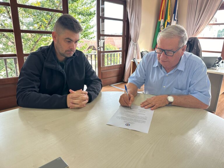 Prefeitura assina termo de início à construção de novos gavetários no cemitério municipal