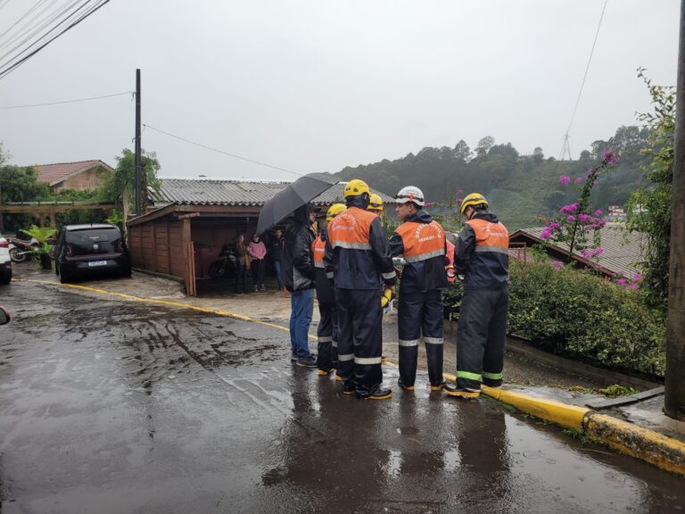 Bairro Três Pinheiros é evacuado parcialmente