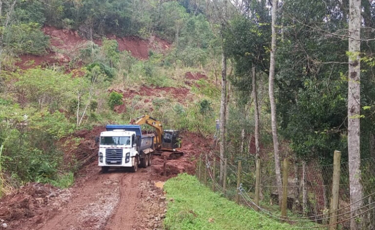 Secretaria de Obras intensifica esforços para recuperar estradas danificadas no interior