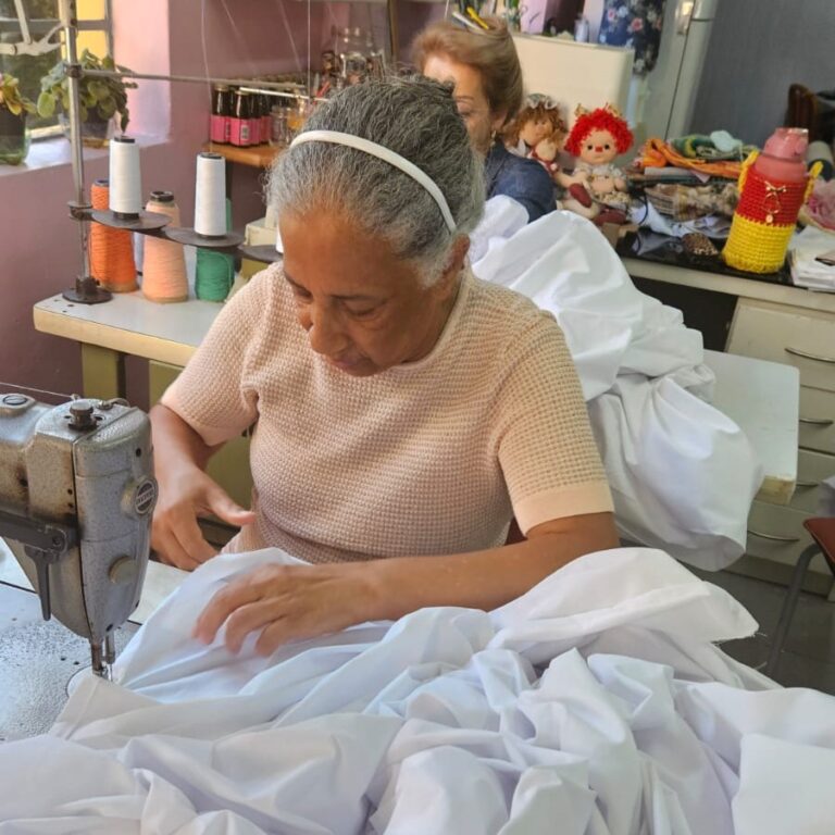 Voluntárias produzem roupas de cama para doação