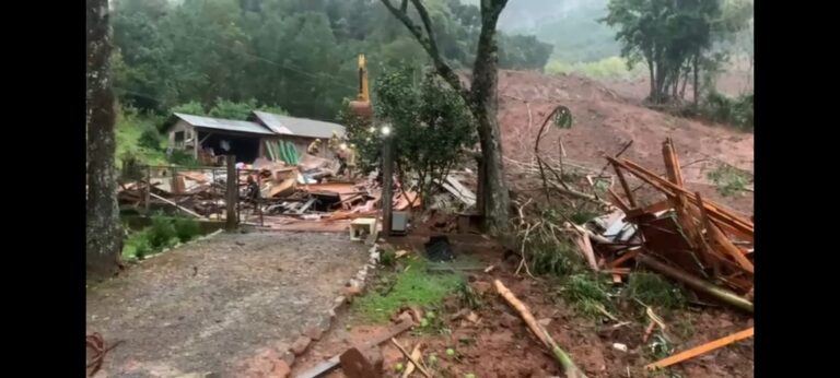 Deslizamento deixa pelo menos 3 mortos na Pedra Branca da Furna. Três permanecem desaparecidos e dois foram encontrados com vida