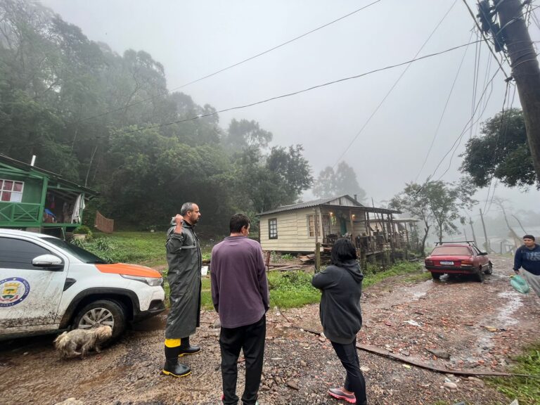 Moradores relutam para sair em área de risco de deslizamentos, em Canela