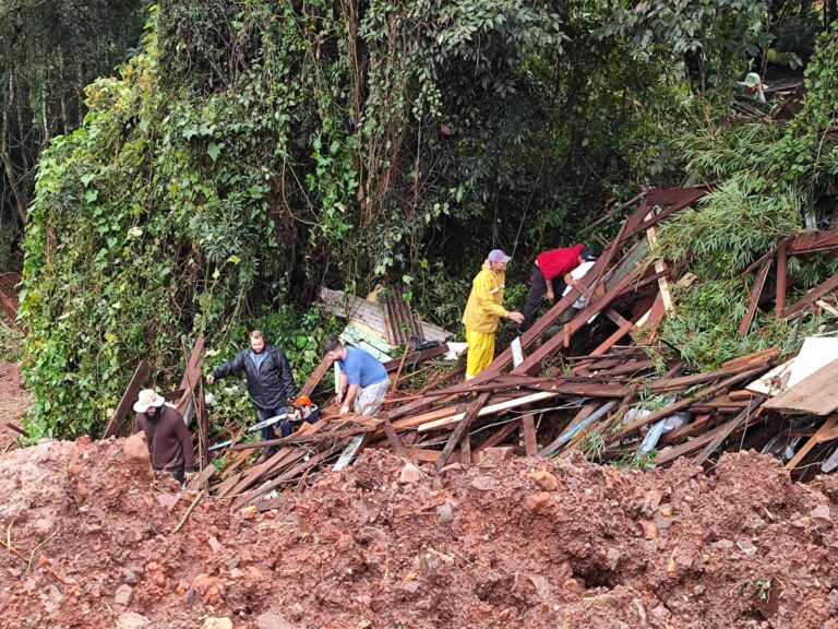 Equipes de resgate localizam dois corpos nos escombros do deslizamento em Pedra Branca