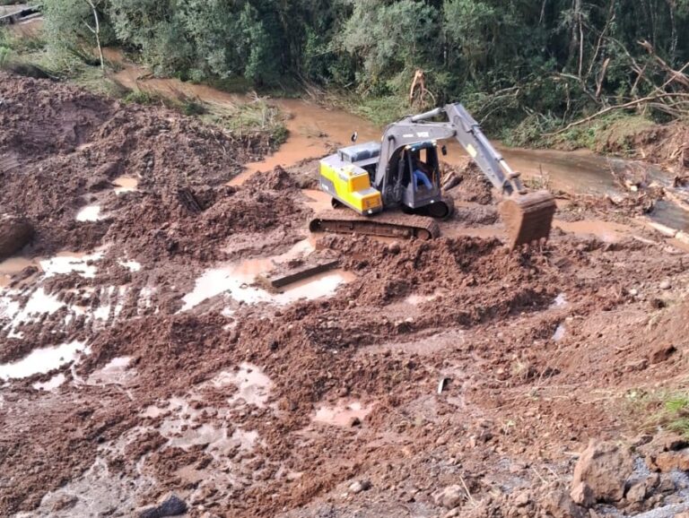 Equipes trabalham para reparar rompimento de adutora no Poço da Faca