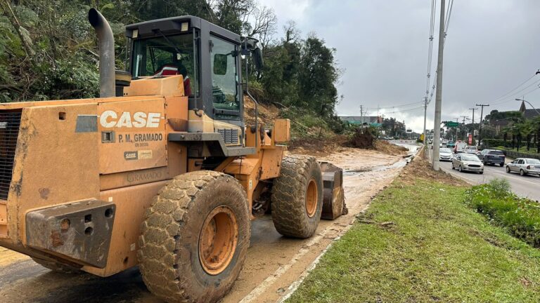 Secretaria de Obras trabalha na limpeza e construção de contenção na RS-235