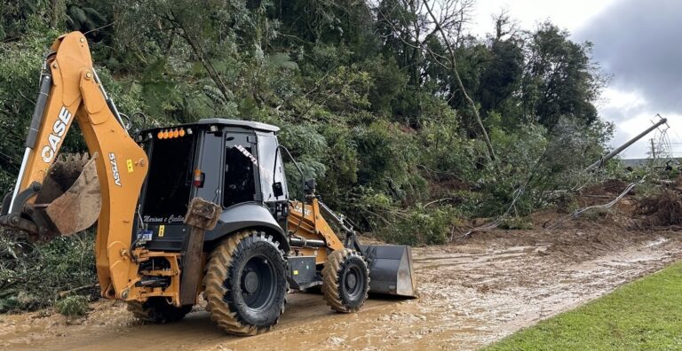 Secretaria de Obras atua na desobstrução da RS-235
