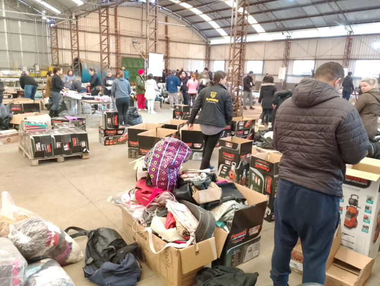 Voluntários para descarregar e separar toneladas de doações; saiba como ajudar