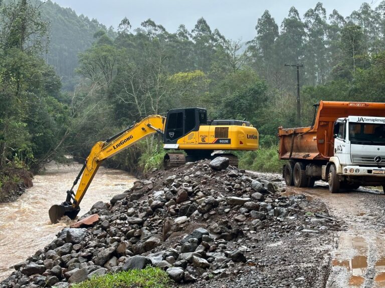 Secretarias de Obras e Agricultura seguem realizando trabalhos de recuperação no interior