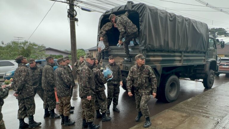 Militares do 3º Grupo de Artilharia Antiaérea entregam doações à Defesa Civil
