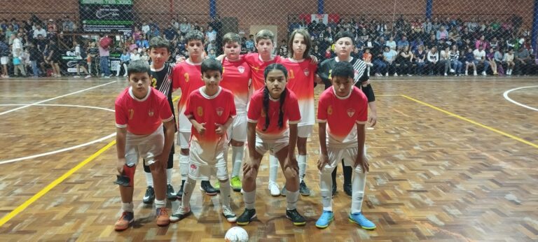 Garotada em quadra nesta terça-feira