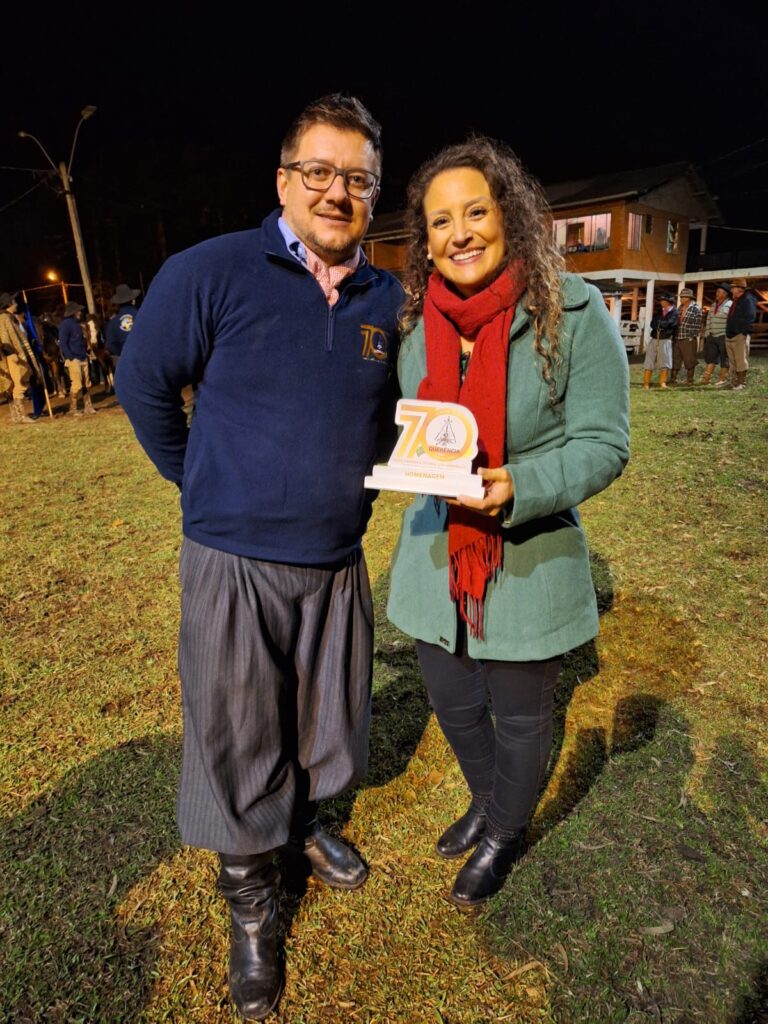 Carla Reis prestigia festa campeira alusiva aos 70 anos do CTG Querência 