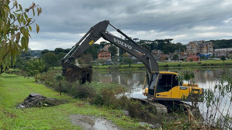 Prefeitura inicia desassoreamento do Parque do Lago
