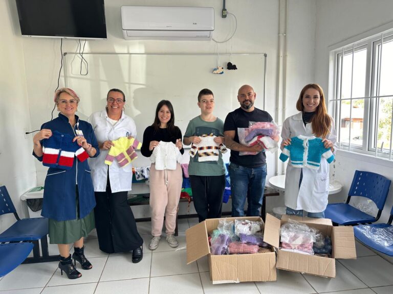 Voluntárias de Porto Alegre doam casacos de lã para aquecer bebês em Canela