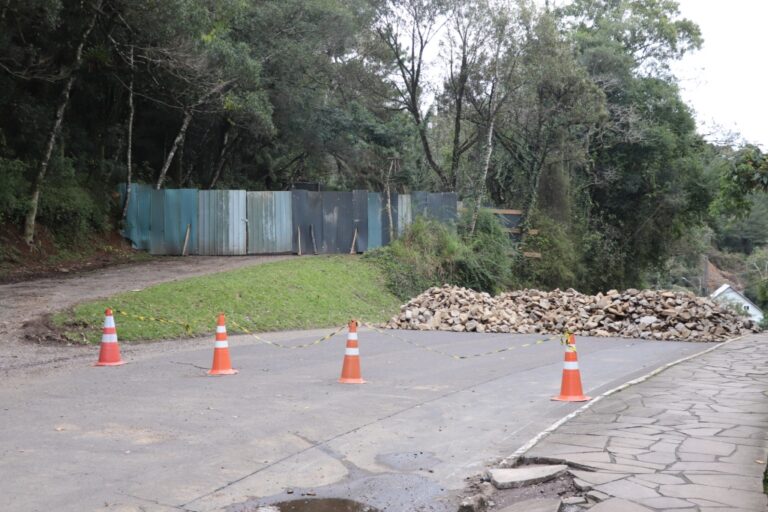 Secretaria de Obras trabalha para desobstruir vias e devolver mobilidade