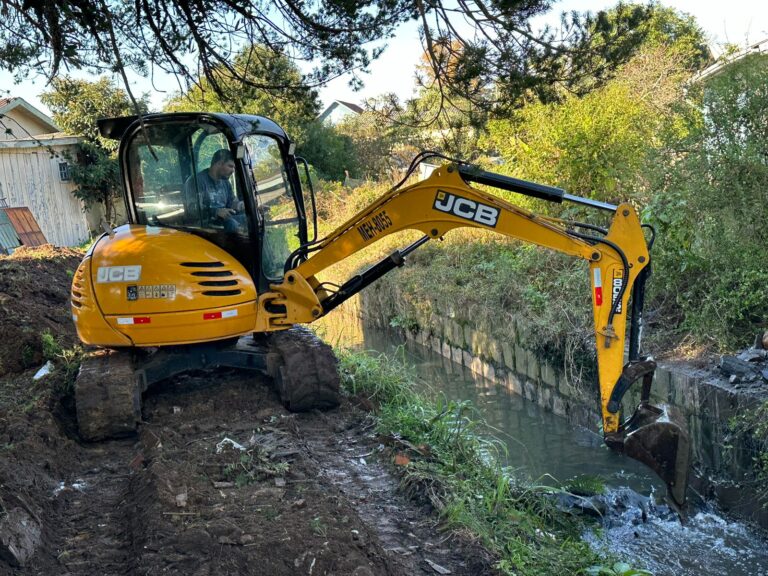 Secretaria de Obras inicia limpeza do canal do Arroio Canelinha