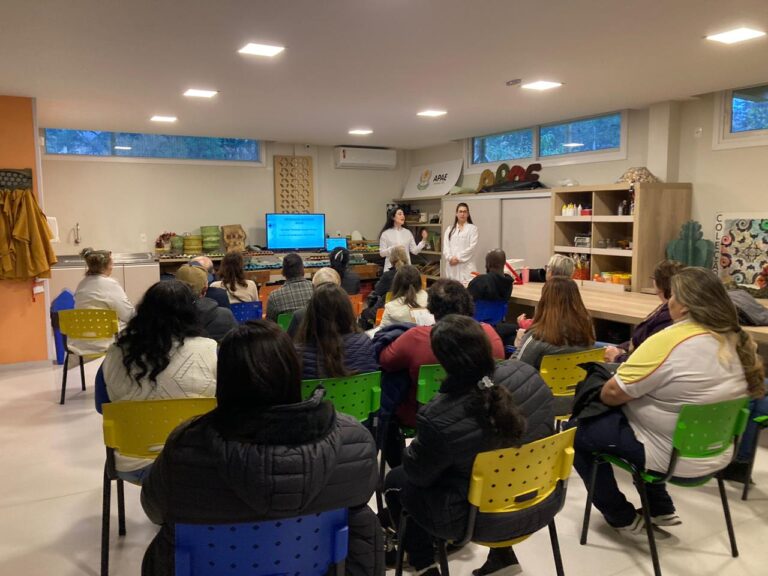 Equipe da Secretaria da Saúde fala sobre saúde bucal em Encontro de Familiares da Apae
