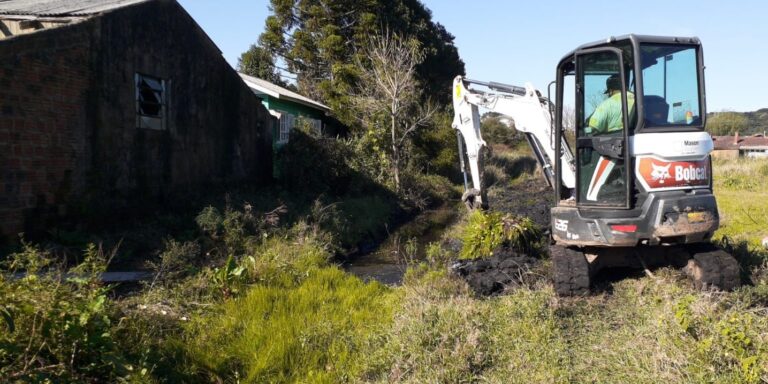 Secretaria de Obras realiza desassoreamento de trecho do Arroio São José