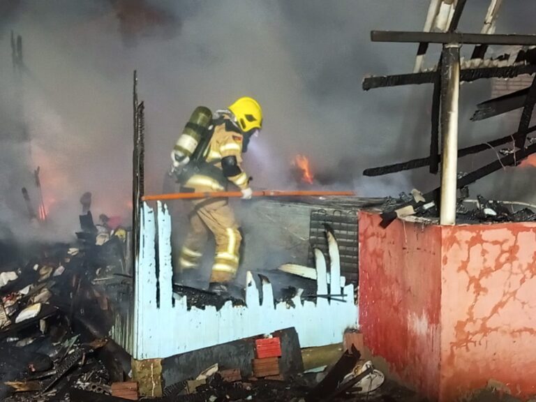 Incêndio que atingiu casa de duas famílias não deixa feridos