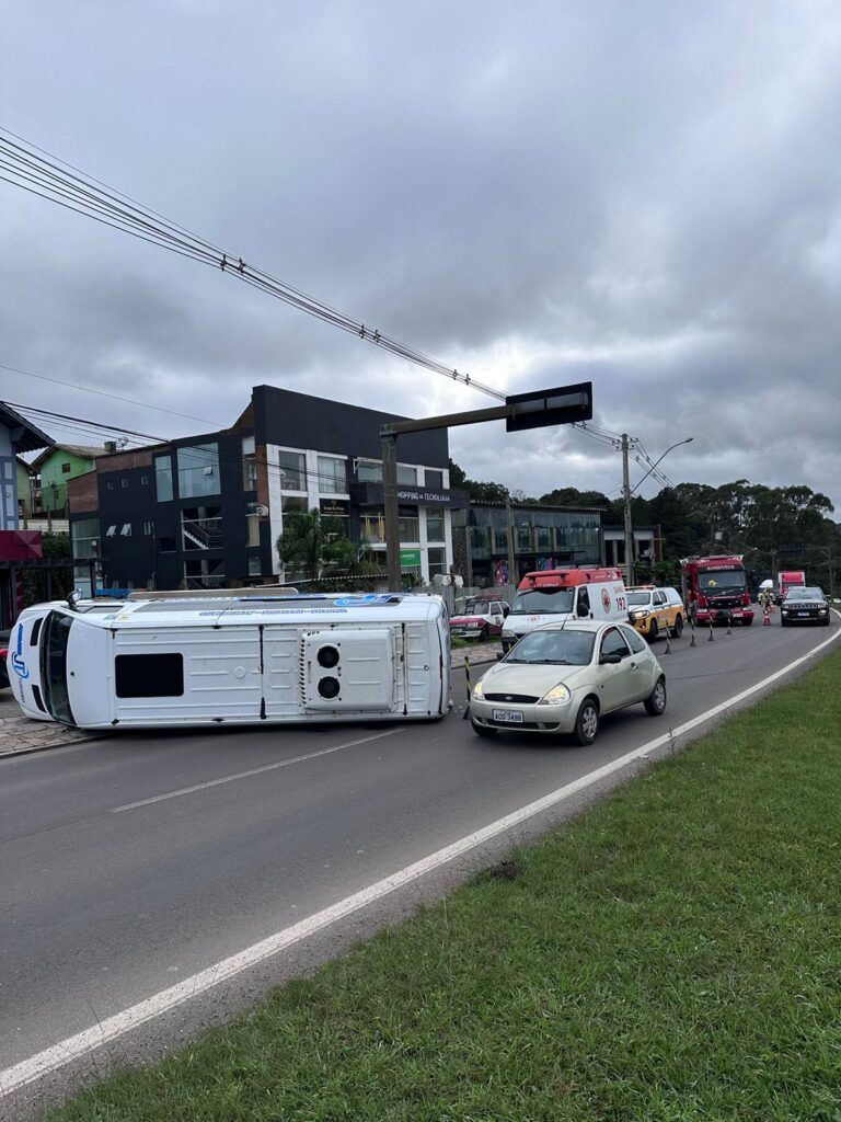 Colisão na Avenida das Hortênsias envolve van de Turismo