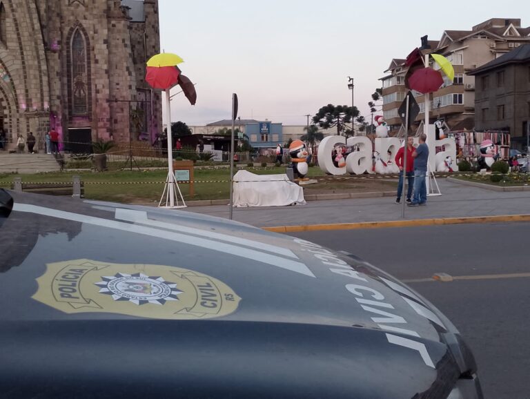 Jovem é morto a tiros na frente da Catedral de Pedra