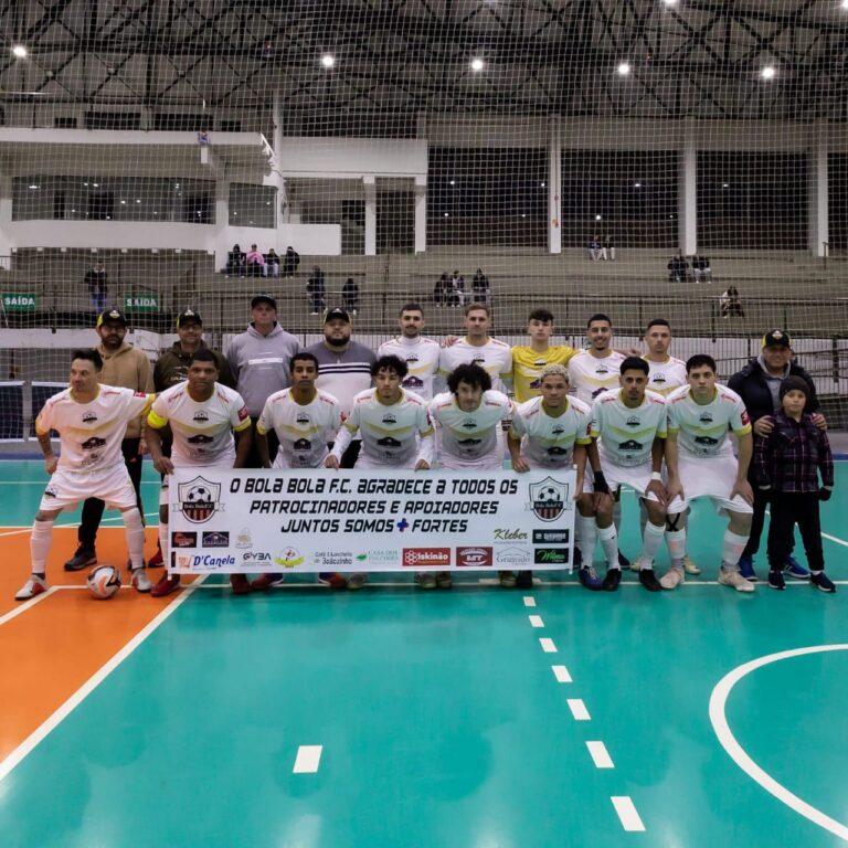 A equipe de Canela que lidera uma competição estadual de futsal