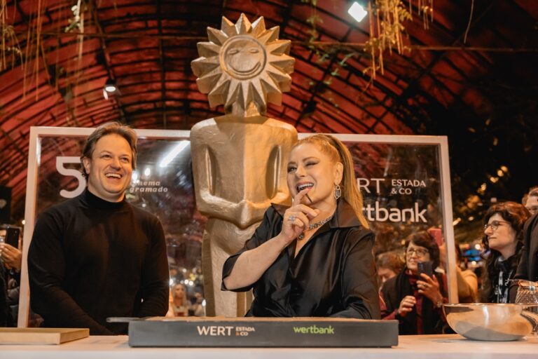 Vera Fischer parou o Tapete Vermelho do Festival de Cinema de Gramado e deu show de simpatia