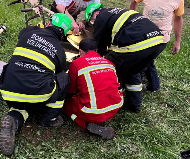 Homem fica gravemente ferido em acidente com trator agrícola no interior de Nova Petrópolis