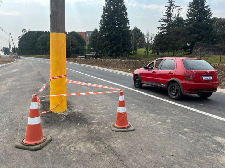 Obra é praticamente concluída com postes no meio da rodovia