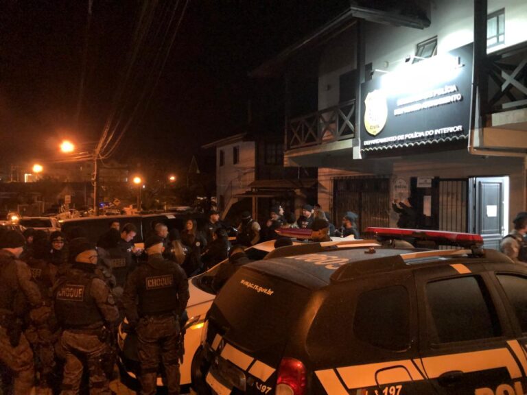 Brigada Militar e Polícia Civil realizam operação para identificar suspeitos de três assassinatos, em Canela