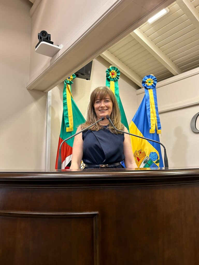 Simone Lovato toma posse na Câmara de Vereadores de Gramado