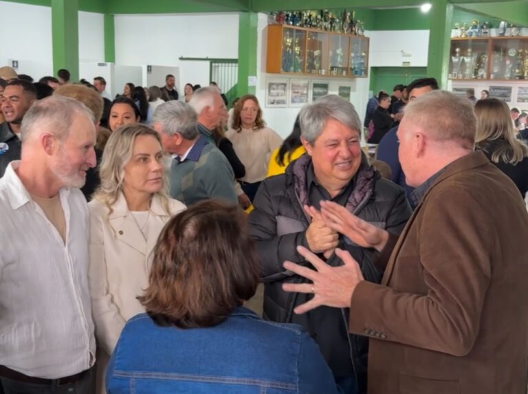 Nestor e Luia fazem caminhada pelo bairro Floresta