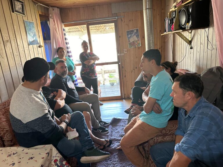 Candidatos do MDB e PSD visitam bairros e escutam as demandas da população