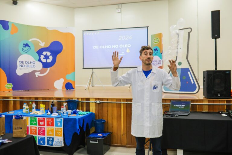 Projeto ambiental da Corsan ensina a transformar óleo de cozinha usado em sabão