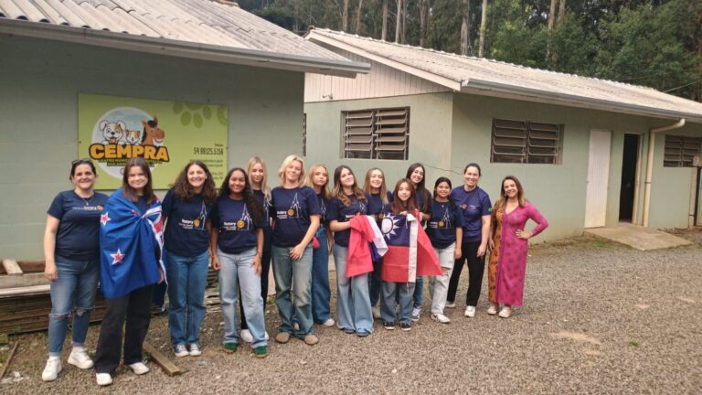 Intercambistas do Rotary visitam o Cempra e promovem adoção de animais