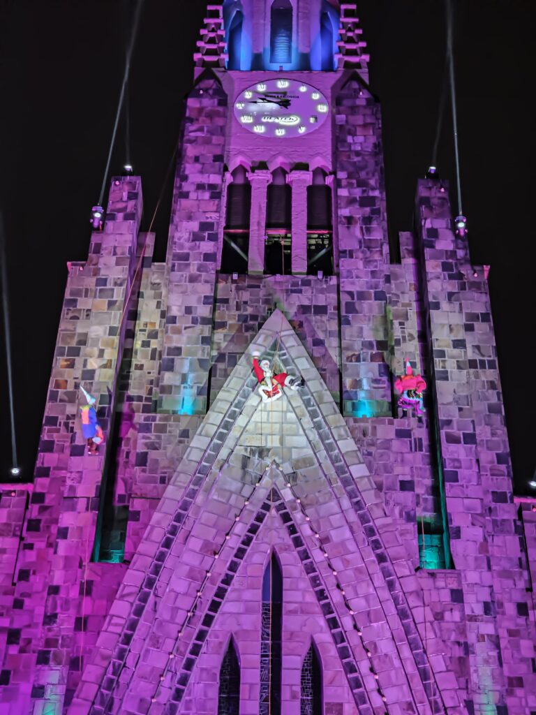 Canela inicia decoração de Natal com pinheiros na avenida Júlio de Castilhos