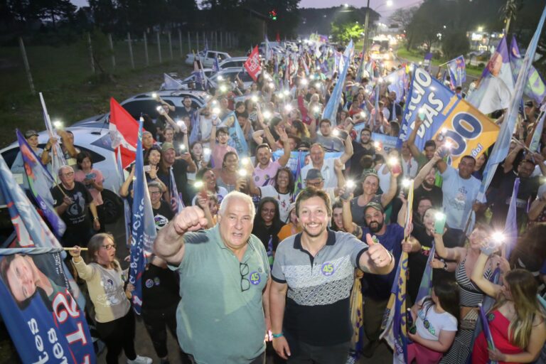 Gilberto Cezar e Tolão encerram a campanha com a carreata da vitória
