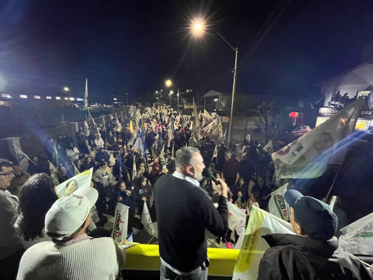 Comício de encerramento reúne centenas de pessoas no bairro Canelinha