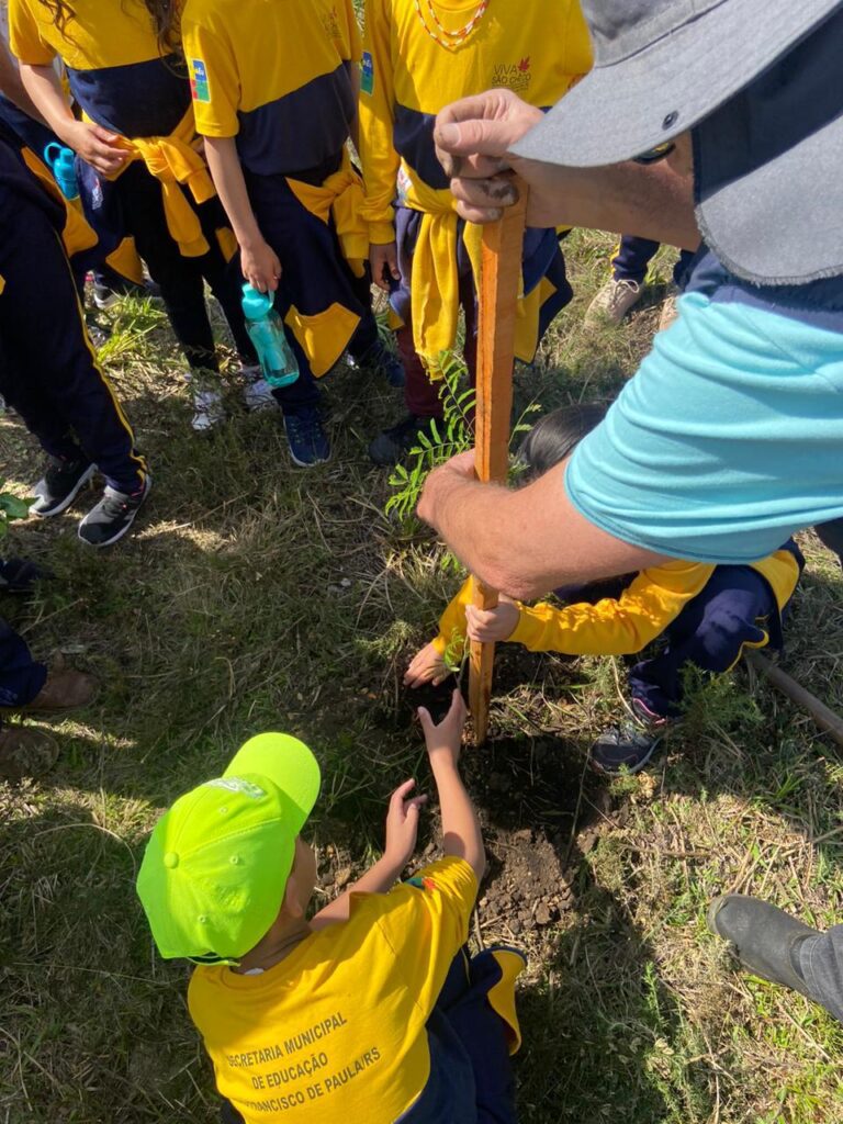 Crianças plantam 400 mudas de árvores nativas no Parque da Ronda em ação de conscientização ambiental