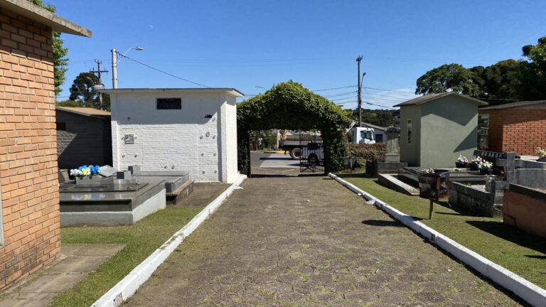 Prefeitura de Canela realiza preparação para o Dia de Finados