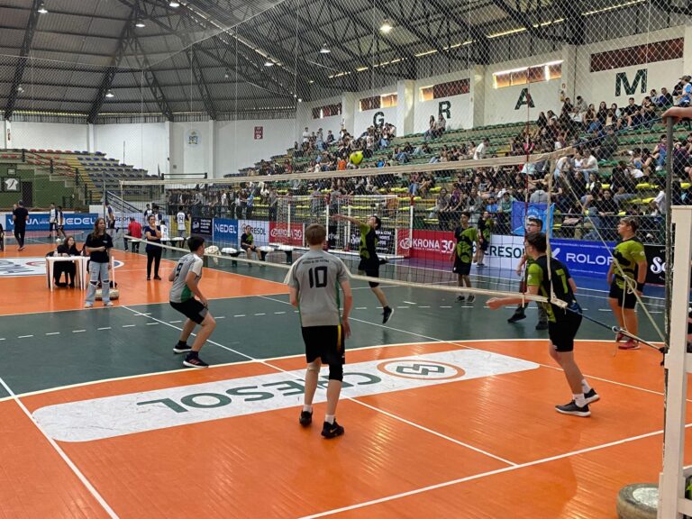 Jogos escolares de Voleibol movimentam o Ginásio Perinão até a sexta-feira