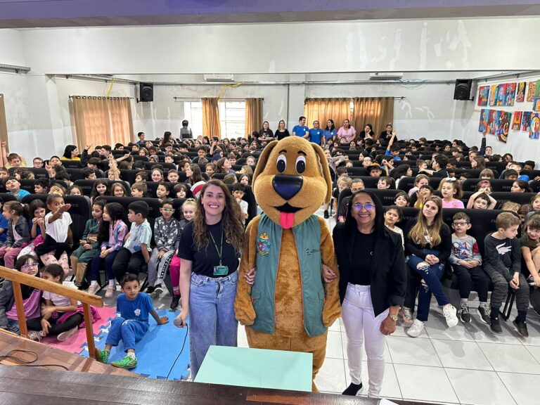 Alunos da rede municipal de ensino recebem orientações sobre a posse responsável de pets