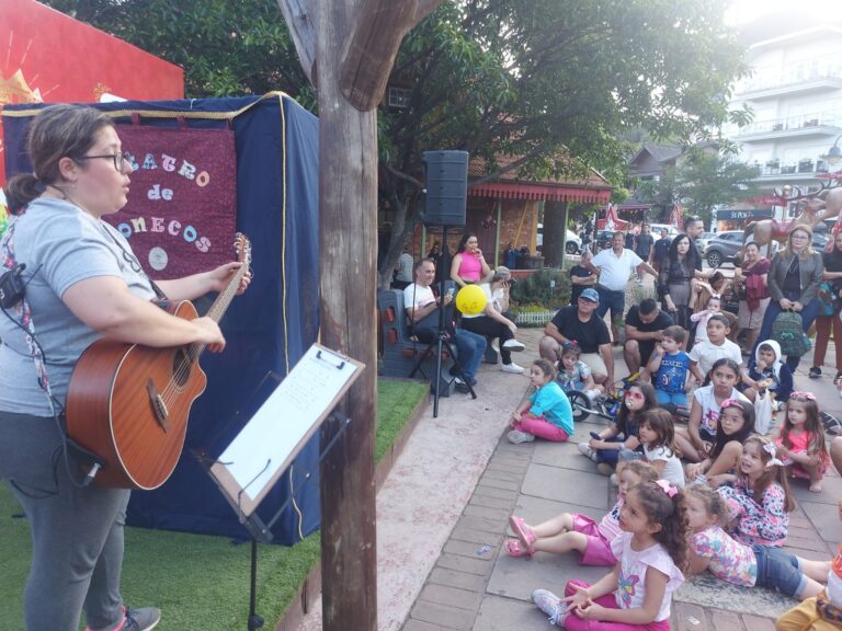Espetáculo “O Natal de Anelise” promete encantar famílias em Canela com teatro de bonecos e curiosidades natalinas