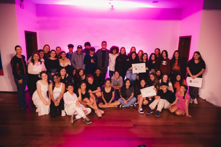 Concurso de teatro da Casa Vitória alerta para a violência doméstica