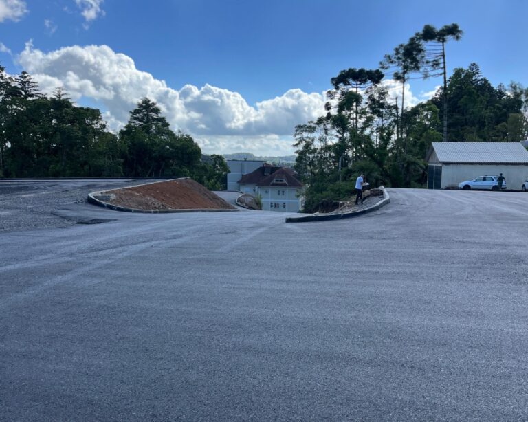 Novo estacionamento do Hospital recebe pavimentação